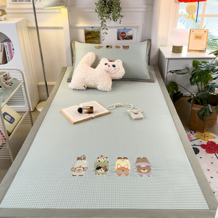 91家纺网 家纺一手货源 找家纺 眠多宝 2025新款凉豆豆学生宿舍用床席床笠可水洗凉席 床席床笠--床席款（绣花款） 萌宠总动员