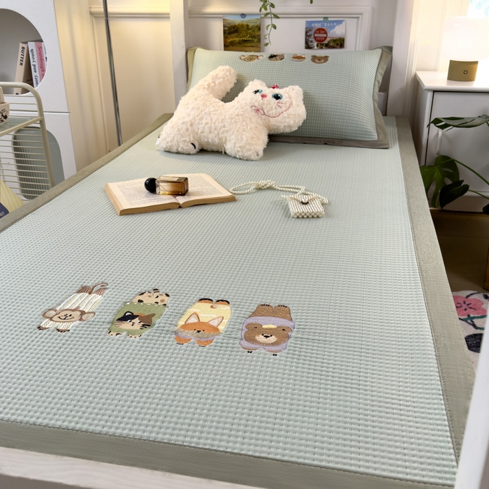 91家纺网 家纺一手货源 找家纺 眠多宝 2025新款凉豆豆学生宿舍用床席床笠可水洗凉席 床席床笠--床席款（绣花款） 萌宠总动员