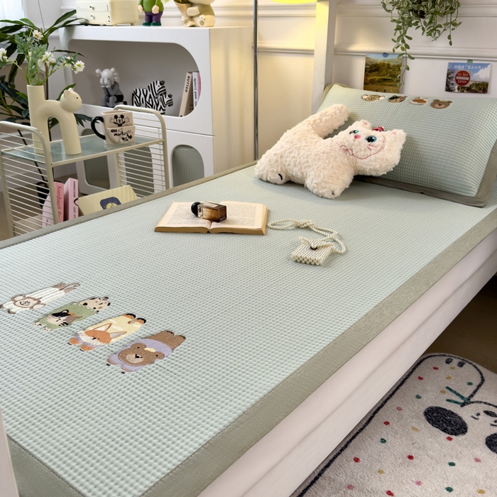 91家纺网 家纺一手货源 找家纺 眠多宝 2025新款凉豆豆学生宿舍用床席床笠可水洗凉席 床席床笠--床席款（绣花款） 萌宠总动员