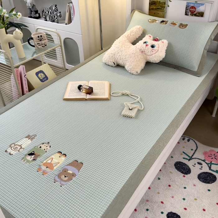 91家纺网 家纺一手货源 找家纺 眠多宝 2025新款凉豆豆学生宿舍用床席床笠可水洗凉席 床席床笠--床席款（绣花款） 萌宠总动员