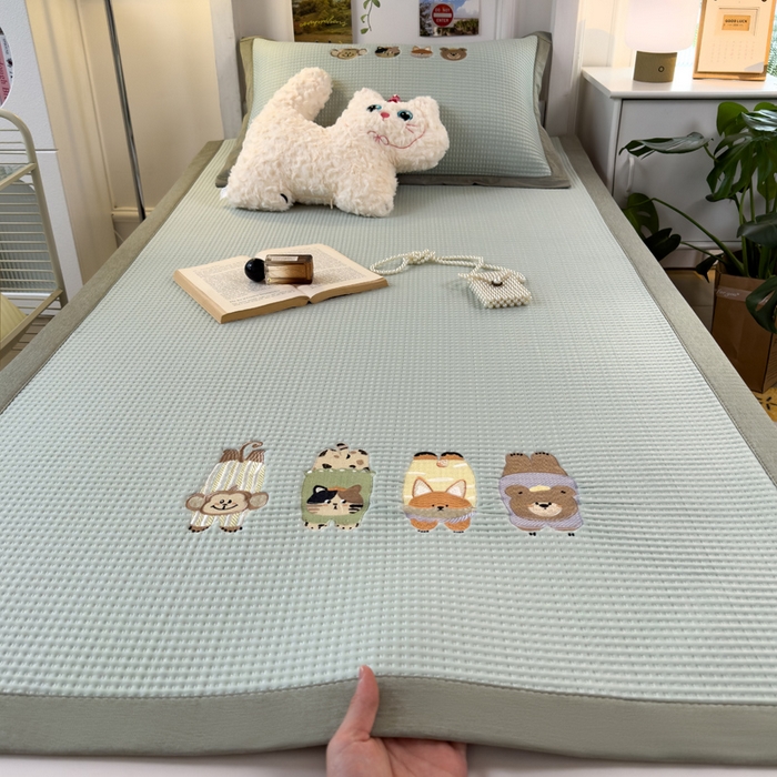 91家纺网 家纺一手货源 找家纺 眠多宝 2025新款凉豆豆学生宿舍用床席床笠可水洗凉席 床席床笠--床席款（绣花款） 萌宠总动员
