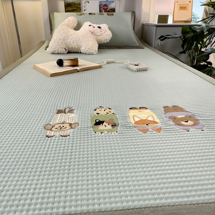 91家纺网 家纺一手货源 找家纺 眠多宝 2025新款凉豆豆学生宿舍用床席床笠可水洗凉席 床席床笠--床席款（绣花款） 萌宠总动员