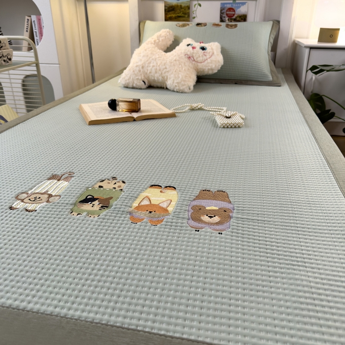 91家纺网 家纺一手货源 找家纺 眠多宝 2025新款凉豆豆学生宿舍用床席床笠可水洗凉席 床席床笠--床席款（绣花款） 萌宠总动员