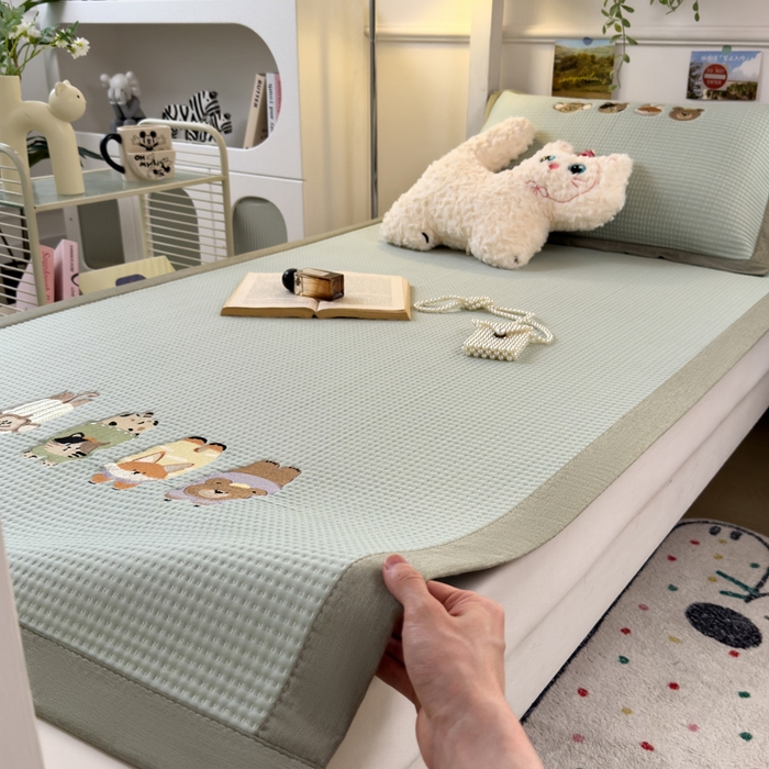 91家纺网 家纺一手货源 找家纺 眠多宝 2025新款凉豆豆学生宿舍用床席床笠可水洗凉席 床席床笠--床席款（绣花款） 萌宠总动员