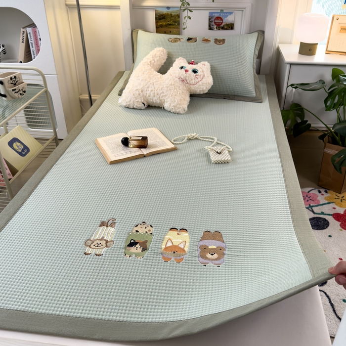 91家纺网 家纺一手货源 找家纺 眠多宝 2025新款凉豆豆学生宿舍用床席床笠可水洗凉席 床席床笠--床席款（绣花款） 萌宠总动员
