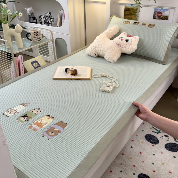 91家纺网 家纺一手货源 找家纺 眠多宝 2025新款凉豆豆学生宿舍用床席床笠可水洗凉席 床席床笠--床席款（绣花款） 萌宠总动员