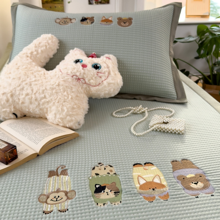 91家纺网 家纺一手货源 找家纺 眠多宝 2025新款凉豆豆学生宿舍用床席床笠可水洗凉席 床席床笠--床席款（绣花款） 萌宠总动员