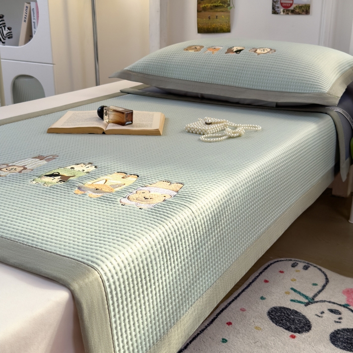 91家纺网 家纺一手货源 找家纺 眠多宝 2025新款凉豆豆学生宿舍用床席床笠可水洗凉席 床席床笠--床席款（绣花款） 萌宠总动员