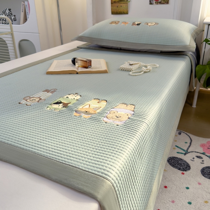 91家纺网 家纺一手货源 找家纺 眠多宝 2025新款凉豆豆学生宿舍用床席床笠可水洗凉席 床席床笠--床席款（绣花款） 萌宠总动员