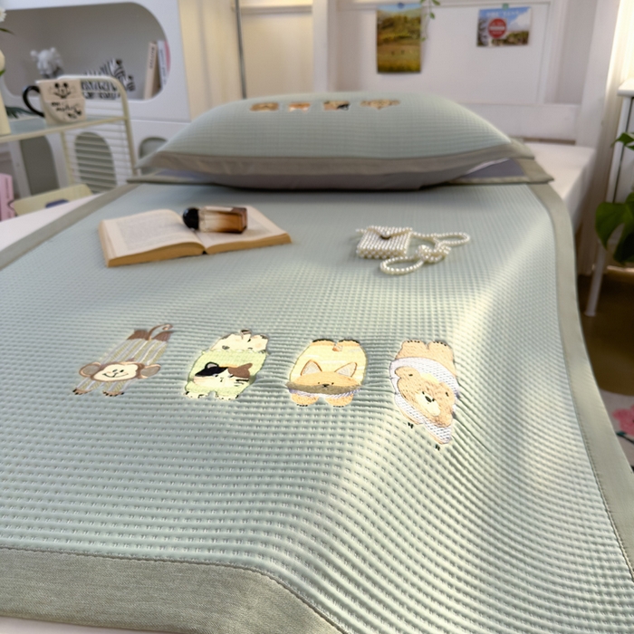 91家纺网 家纺一手货源 找家纺 眠多宝 2025新款凉豆豆学生宿舍用床席床笠可水洗凉席 床席床笠--床席款（绣花款） 萌宠总动员