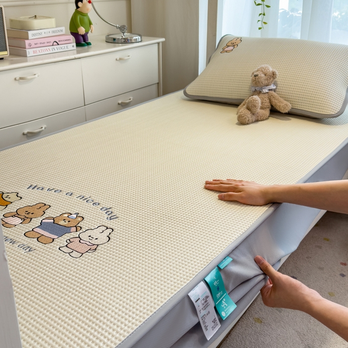 91家纺网 家纺一手货源 找家纺 眠多宝 2025新款凉豆豆学生宿舍用床席床笠可水洗凉席 床席床笠--床席款（绣花款） 米兜米兜-白