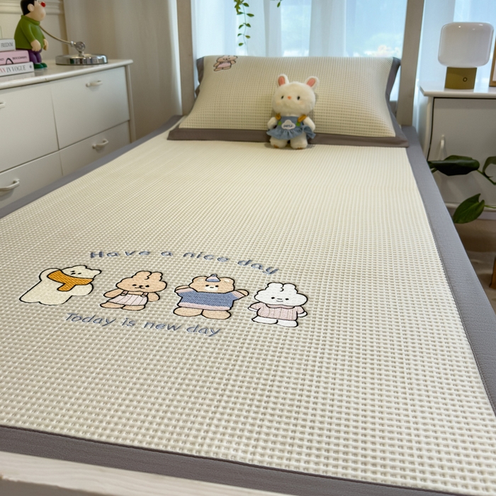 91家纺网 家纺一手货源 找家纺 眠多宝 2025新款凉豆豆学生宿舍用床席床笠可水洗凉席 床席床笠--床席款（绣花款） 米兜米兜-白