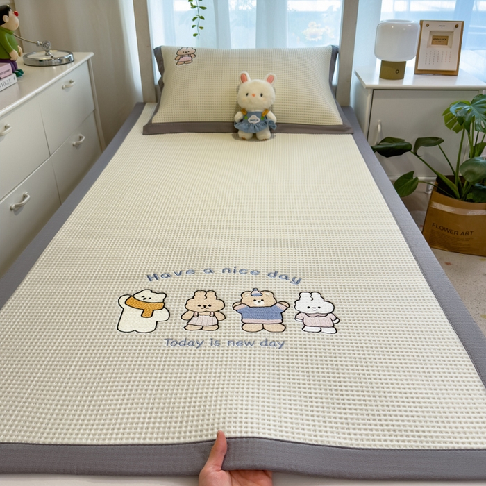 91家纺网 家纺一手货源 找家纺 眠多宝 2025新款凉豆豆学生宿舍用床席床笠可水洗凉席 床席床笠--床席款（绣花款） 米兜米兜-白