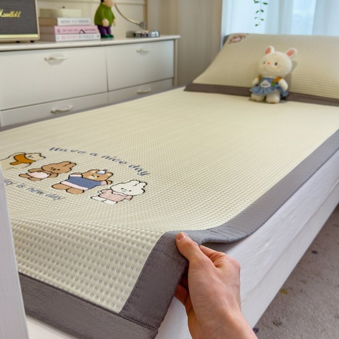 91家纺网 家纺一手货源 找家纺 眠多宝 2025新款凉豆豆学生宿舍用床席床笠可水洗凉席 床席床笠--床席款（绣花款） 米兜米兜-白