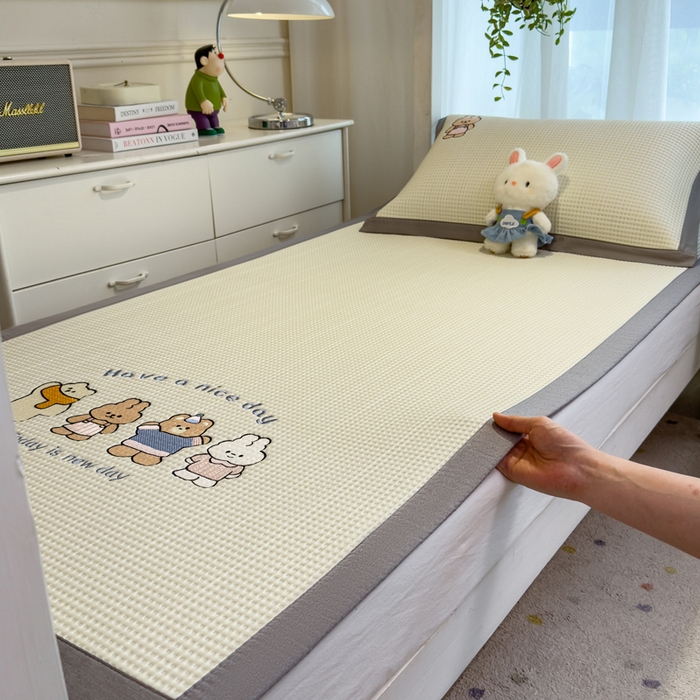 91家纺网 家纺一手货源 找家纺 眠多宝 2025新款凉豆豆学生宿舍用床席床笠可水洗凉席 床席床笠--床席款（绣花款） 米兜米兜-白