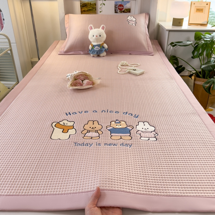 91家纺网 家纺一手货源 找家纺 眠多宝 2025新款凉豆豆学生宿舍用床席床笠可水洗凉席 床席床笠--床席款（绣花款） 米兜米兜-粉
