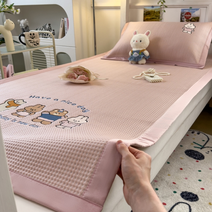 91家纺网 家纺一手货源 找家纺 眠多宝 2025新款凉豆豆学生宿舍用床席床笠可水洗凉席 床席床笠--床席款（绣花款） 米兜米兜-粉