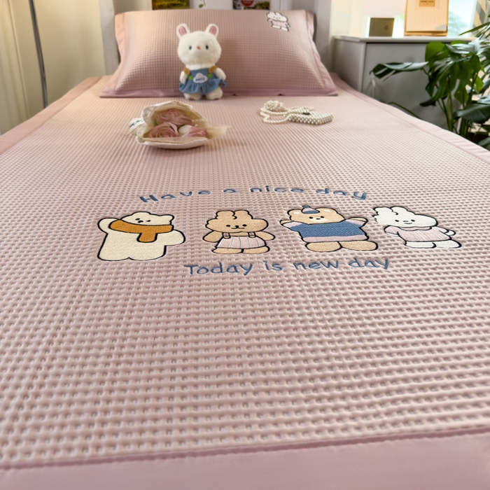 91家纺网 家纺一手货源 找家纺 眠多宝 2025新款凉豆豆学生宿舍用床席床笠可水洗凉席 床席床笠--床席款（绣花款） 米兜米兜-粉
