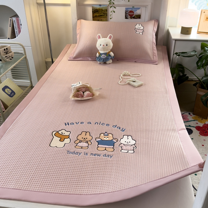 91家纺网 家纺一手货源 找家纺 眠多宝 2025新款凉豆豆学生宿舍用床席床笠可水洗凉席 床席床笠--床席款（绣花款） 米兜米兜-粉