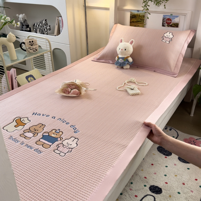 91家纺网 家纺一手货源 找家纺 眠多宝 2025新款凉豆豆学生宿舍用床席床笠可水洗凉席 床席床笠--床席款（绣花款） 米兜米兜-粉