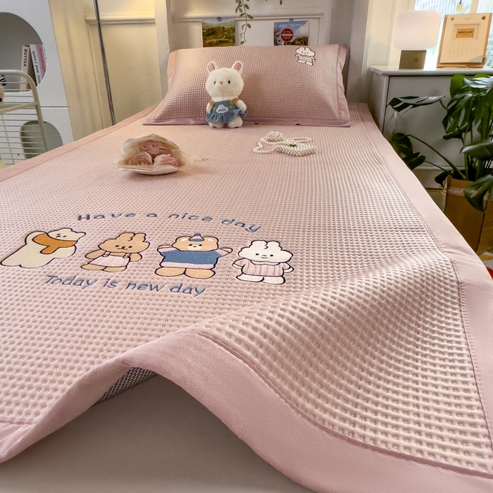 91家纺网 家纺一手货源 找家纺 眠多宝 2025新款凉豆豆学生宿舍用床席床笠可水洗凉席 床席床笠--床席款（绣花款） 米兜米兜-粉