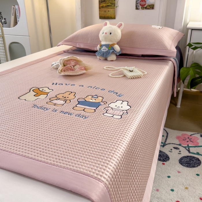 91家纺网 家纺一手货源 找家纺 眠多宝 2025新款凉豆豆学生宿舍用床席床笠可水洗凉席 床席床笠--床席款（绣花款） 米兜米兜-粉