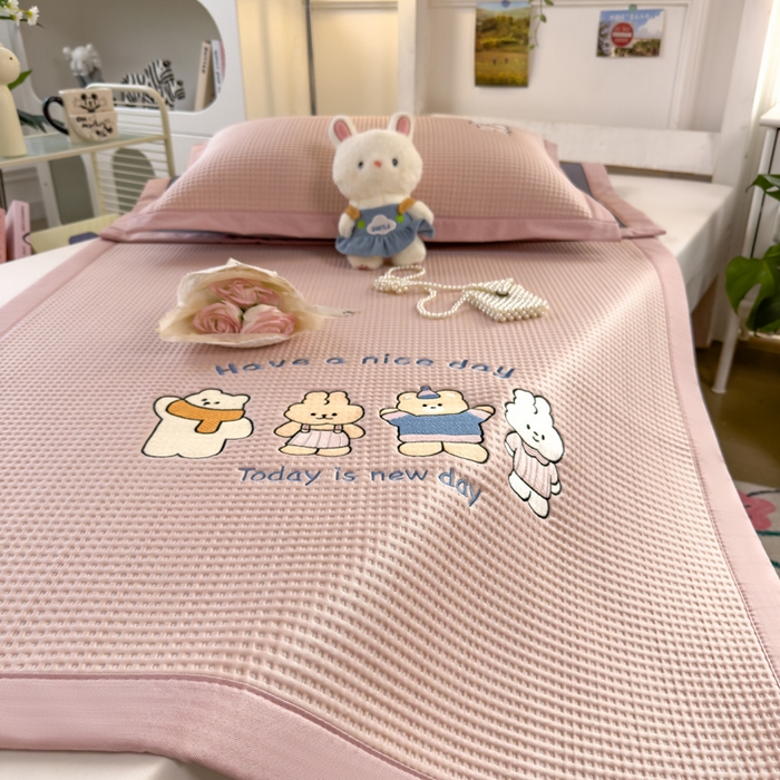 91家纺网 家纺一手货源 找家纺 眠多宝 2025新款凉豆豆学生宿舍用床席床笠可水洗凉席 床席床笠--床席款（绣花款） 米兜米兜-粉
