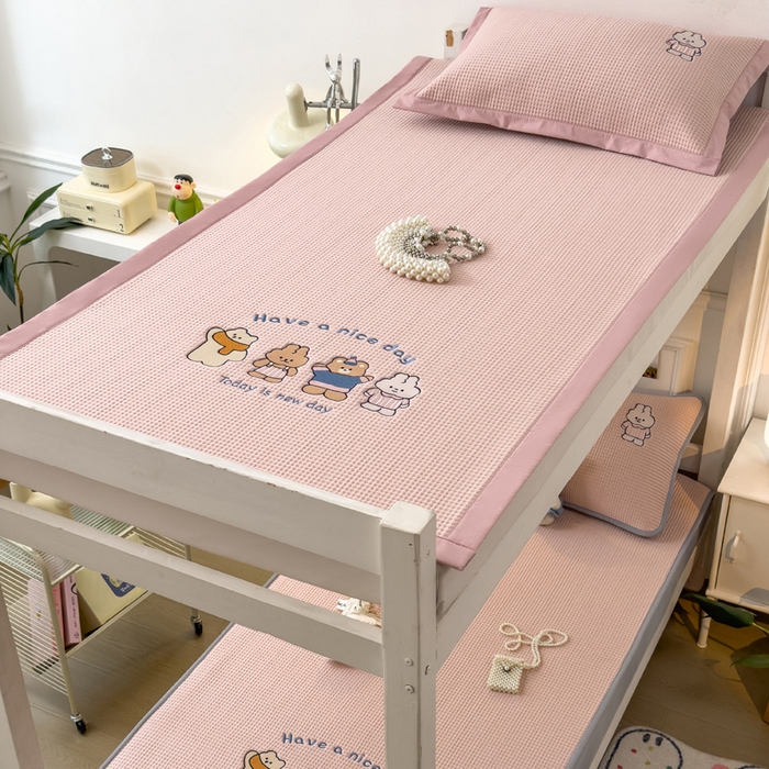 91家纺网 家纺一手货源 找家纺 眠多宝 2025新款凉豆豆学生宿舍用床席床笠可水洗凉席 床席床笠--床席款（绣花款） 米兜米兜-粉