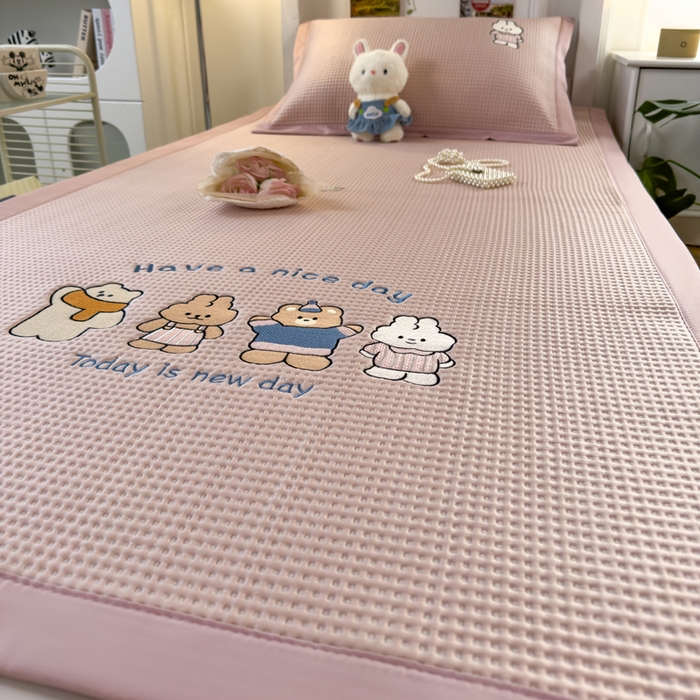 91家纺网 家纺一手货源 找家纺 眠多宝 2025新款凉豆豆学生宿舍用床席床笠可水洗凉席 床席床笠--床席款（绣花款） 米兜米兜-粉