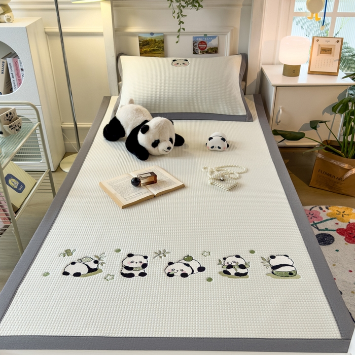 91家纺网 家纺一手货源 找家纺 眠多宝 2025新款凉豆豆学生宿舍用床席床笠可水洗凉席 床席床笠--床席款（绣花款） 奶熊兜兜