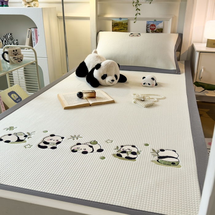 91家纺网 家纺一手货源 找家纺 眠多宝 2025新款凉豆豆学生宿舍用床席床笠可水洗凉席 床席床笠--床席款（绣花款） 奶熊兜兜