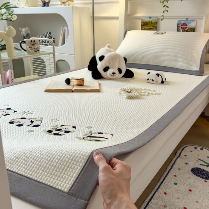 91家纺网 家纺一手货源 找家纺 眠多宝 2025新款凉豆豆学生宿舍用床席床笠可水洗凉席 床席床笠--床席款（绣花款） 奶熊兜兜