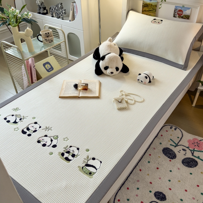 91家纺网 家纺一手货源 找家纺 眠多宝 2025新款凉豆豆学生宿舍用床席床笠可水洗凉席 床席床笠--床席款（绣花款） 奶熊兜兜