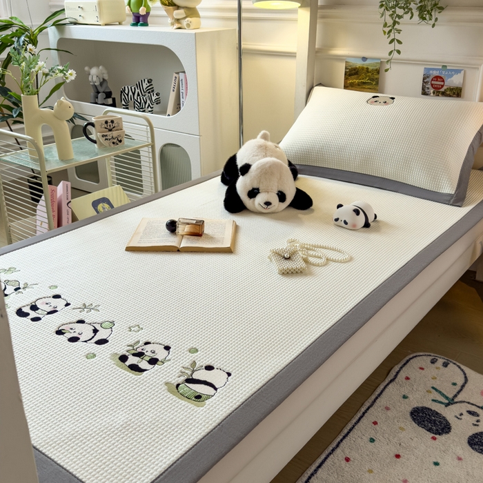 91家纺网 家纺一手货源 找家纺 眠多宝 2025新款凉豆豆学生宿舍用床席床笠可水洗凉席 床席床笠--床席款（绣花款） 奶熊兜兜