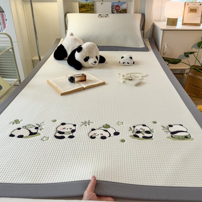 91家纺网 家纺一手货源 找家纺 眠多宝 2025新款凉豆豆学生宿舍用床席床笠可水洗凉席 床席床笠--床席款（绣花款） 奶熊兜兜