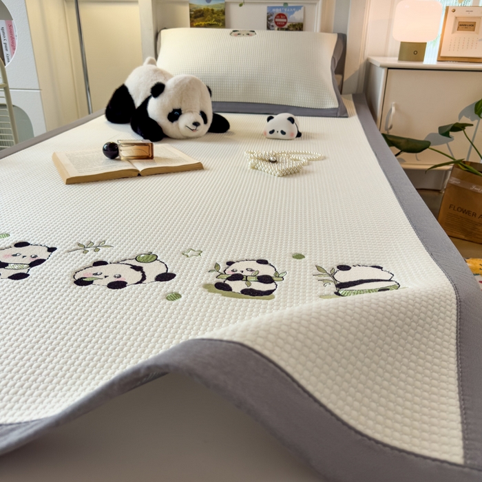 91家纺网 家纺一手货源 找家纺 眠多宝 2025新款凉豆豆学生宿舍用床席床笠可水洗凉席 床席床笠--床席款（绣花款） 奶熊兜兜