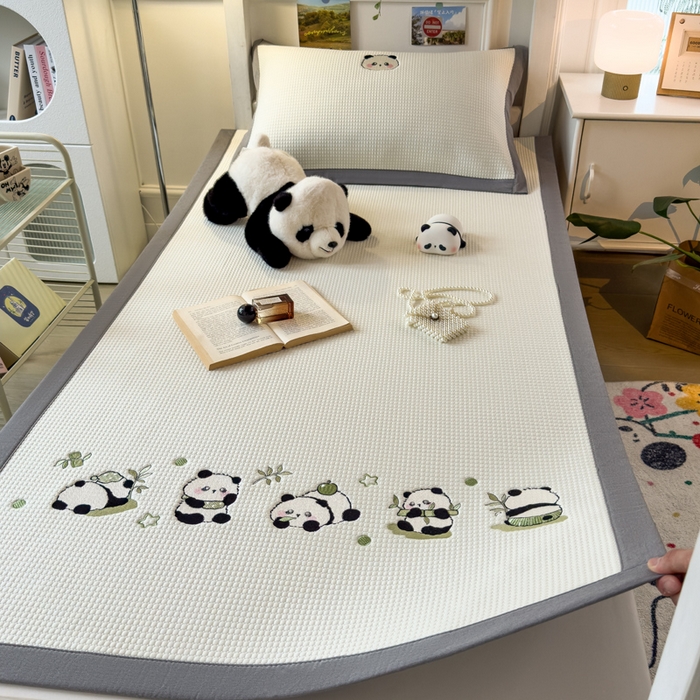 91家纺网 家纺一手货源 找家纺 眠多宝 2025新款凉豆豆学生宿舍用床席床笠可水洗凉席 床席床笠--床席款（绣花款） 奶熊兜兜