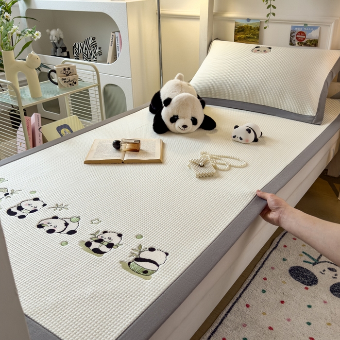 91家纺网 家纺一手货源 找家纺 眠多宝 2025新款凉豆豆学生宿舍用床席床笠可水洗凉席 床席床笠--床席款（绣花款） 奶熊兜兜