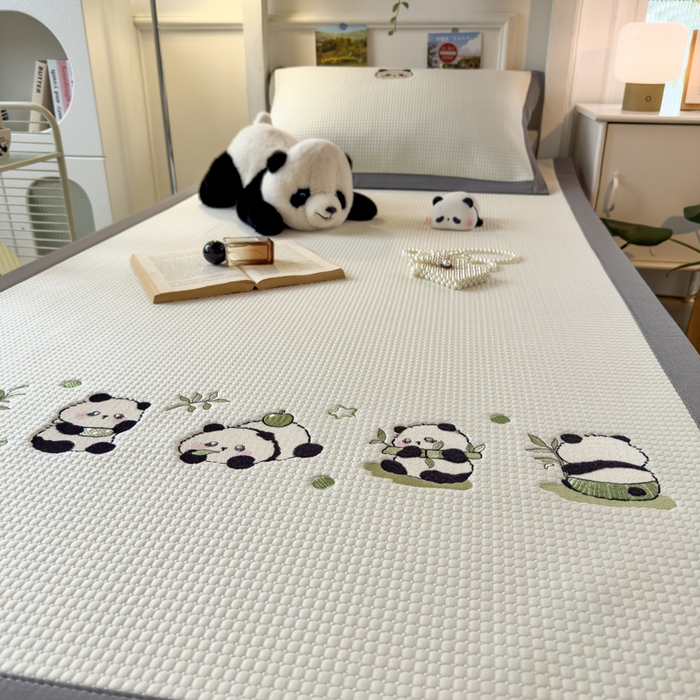 91家纺网 家纺一手货源 找家纺 眠多宝 2025新款凉豆豆学生宿舍用床席床笠可水洗凉席 床席床笠--床席款（绣花款） 奶熊兜兜