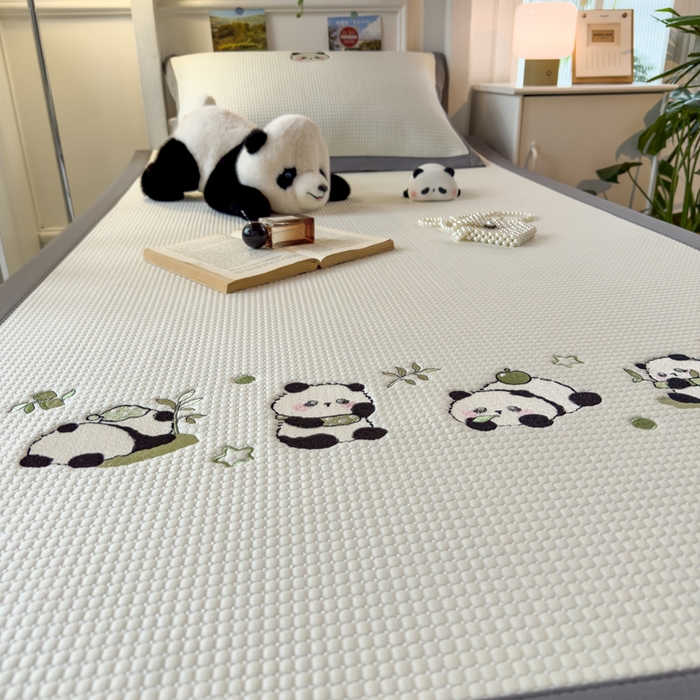 91家纺网 家纺一手货源 找家纺 眠多宝 2025新款凉豆豆学生宿舍用床席床笠可水洗凉席 床席床笠--床席款（绣花款） 奶熊兜兜