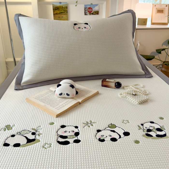 91家纺网 家纺一手货源 找家纺 眠多宝 2025新款凉豆豆学生宿舍用床席床笠可水洗凉席 床席床笠--床席款（绣花款） 奶熊兜兜
