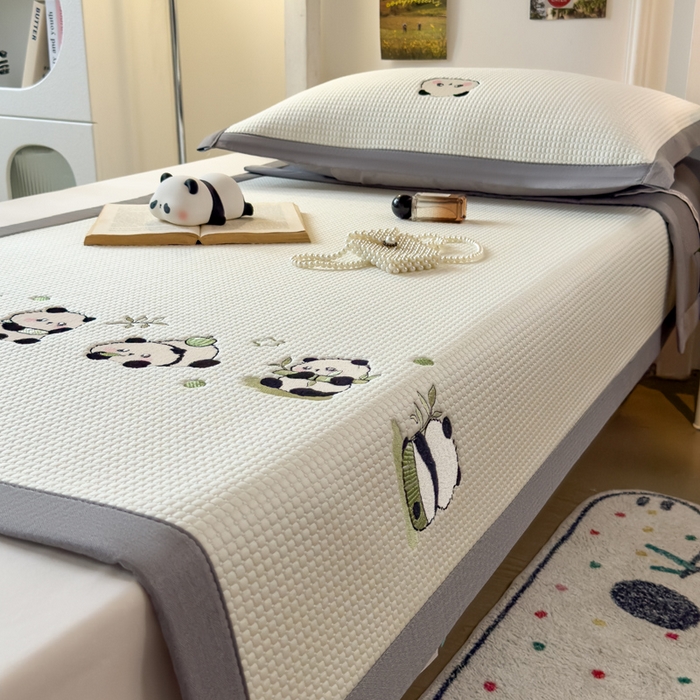 91家纺网 家纺一手货源 找家纺 眠多宝 2025新款凉豆豆学生宿舍用床席床笠可水洗凉席 床席床笠--床席款（绣花款） 奶熊兜兜