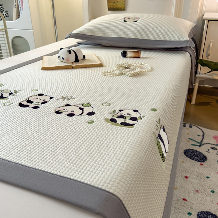 91家纺网 家纺一手货源 找家纺 眠多宝 2025新款凉豆豆学生宿舍用床席床笠可水洗凉席 床席床笠--床席款（绣花款） 奶熊兜兜
