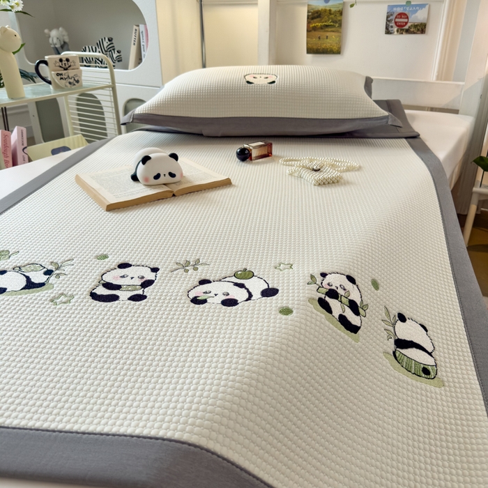 91家纺网 家纺一手货源 找家纺 眠多宝 2025新款凉豆豆学生宿舍用床席床笠可水洗凉席 床席床笠--床席款（绣花款） 奶熊兜兜