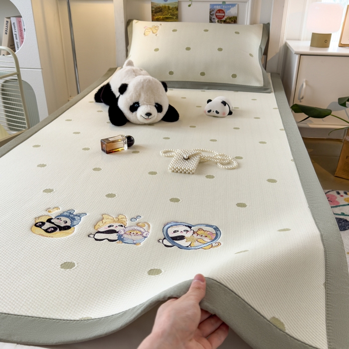 91家纺网 家纺一手货源 找家纺 眠多宝 2025新款凉豆豆学生宿舍用床席床笠可水洗凉席 床席床笠--床席款（绣花款） 泡泡熊猫乐