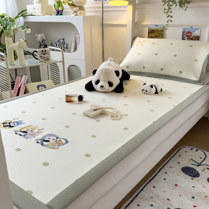 91家纺网 家纺一手货源 找家纺 眠多宝 2025新款凉豆豆学生宿舍用床席床笠可水洗凉席 床席床笠--床席款（绣花款） 泡泡熊猫乐