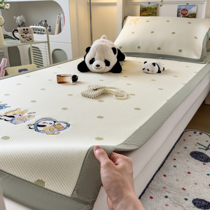 91家纺网 家纺一手货源 找家纺 眠多宝 2025新款凉豆豆学生宿舍用床席床笠可水洗凉席 床席床笠--床席款（绣花款） 泡泡熊猫乐