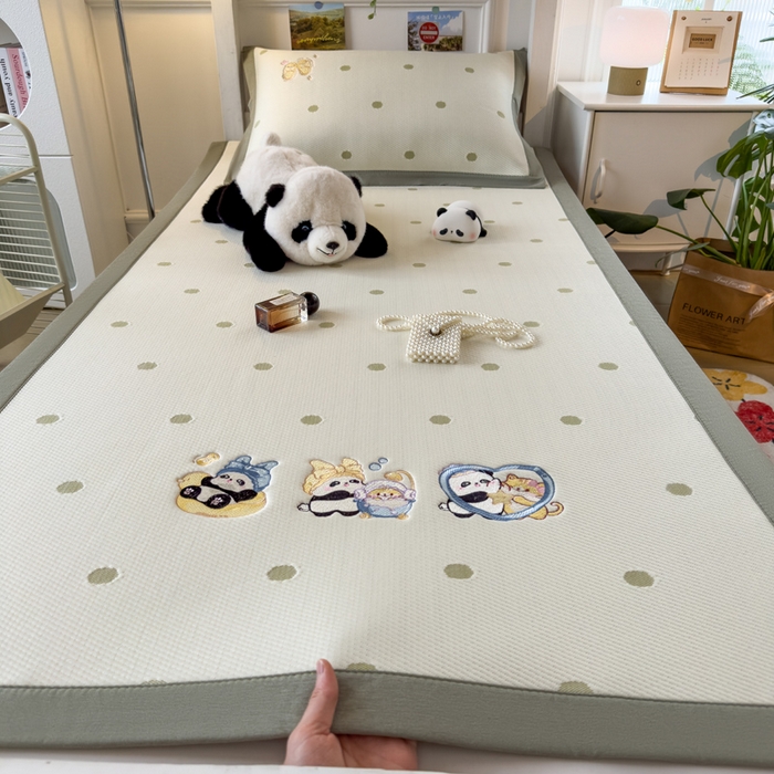 91家纺网 家纺一手货源 找家纺 眠多宝 2025新款凉豆豆学生宿舍用床席床笠可水洗凉席 床席床笠--床席款（绣花款） 泡泡熊猫乐