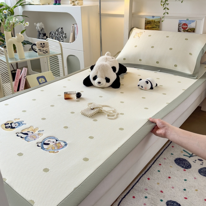 91家纺网 家纺一手货源 找家纺 眠多宝 2025新款凉豆豆学生宿舍用床席床笠可水洗凉席 床席床笠--床席款（绣花款） 泡泡熊猫乐