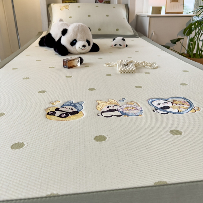 91家纺网 家纺一手货源 找家纺 眠多宝 2025新款凉豆豆学生宿舍用床席床笠可水洗凉席 床席床笠--床席款（绣花款） 泡泡熊猫乐
